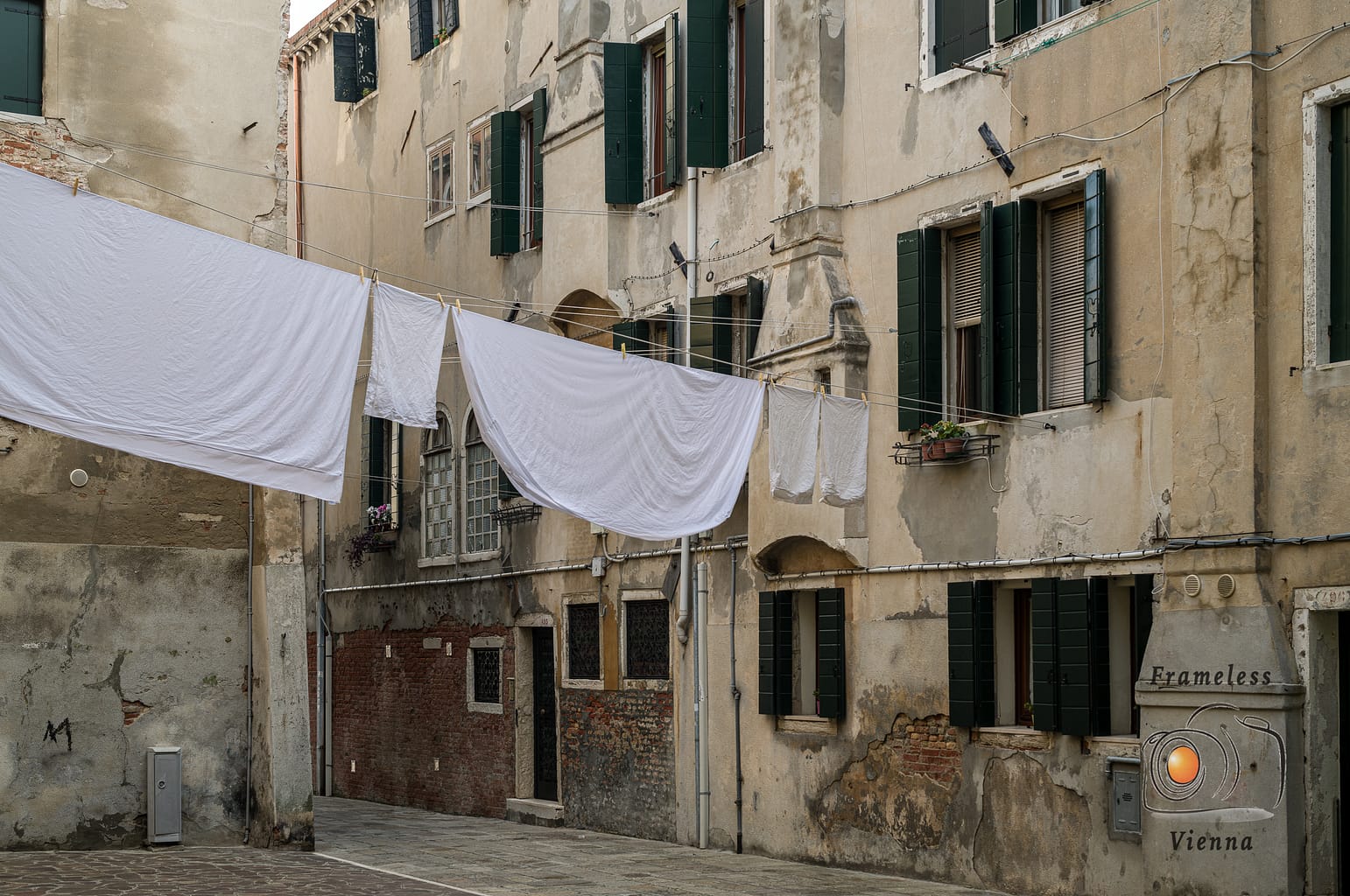 Wäsche zum Trocknen zwischen alten Häusern in Venedig.