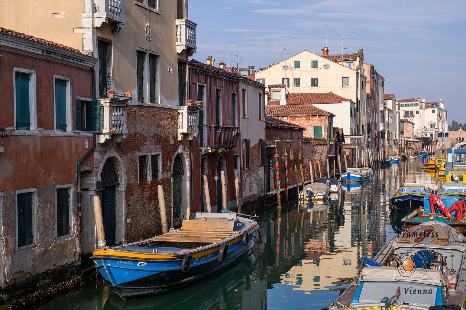 Wasserstraße mit Booten in Venedig.